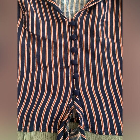 Forever 21 womans L button down long sleeve crop top - Picture 3 of 3